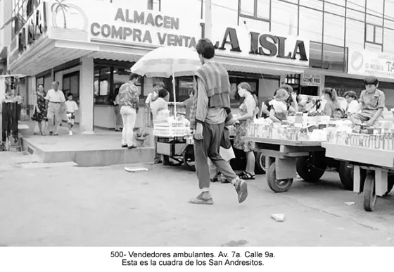 Vendedores ambulantes. Av. 7a. Calle Ya. Esta es la cuadra de los San Andresitos.
