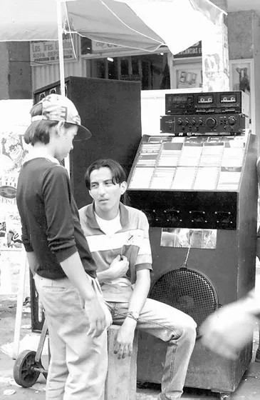 Vendedor de cassetes. Foto década del 90.