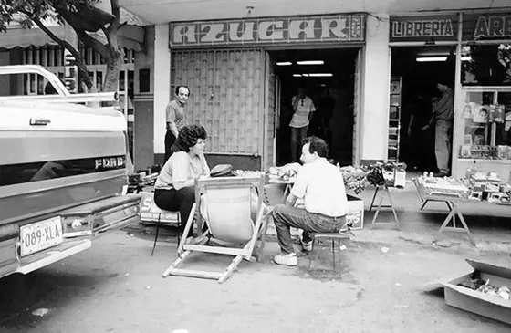 La informalidad de las ventas callejeras y la ocupación del espacio público ha sido una constante en la problemática de la ciudad. Foto década del 90.