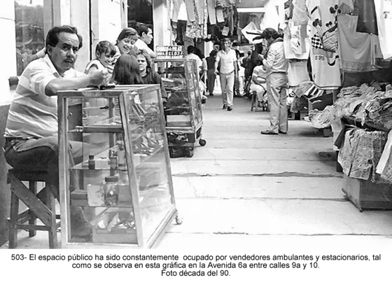 El espacio público ha sido constantemente ocupado por vendedores ambulantes y estacionarios, tal como se observa en esta gráfica en la Avenida 6a entre calles 9a y 10. Foto década del 90.