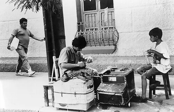 Zapatero ambulante. Calle 9 Av.5 y 6. Las actividades informales se incrementaron considerablemente en las 2 últimas décadas del siglo XX, debido al alto índice de desempleo. Foto década del 90.