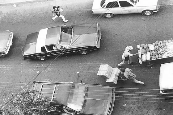 El desorden en las vías centrales de la ciudad ocacionada por el tránsito y la libre circulación de carretas y de toda clase de vendedores, creó frecuentes dificultades en el flujo vial y peatonal de la ciudad en la década de los 90