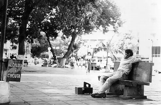 Parque Santander. Céntrico lugar de la ciudad, en la cual se observan toda clase de personas que confluyen allí por ser el mas importante espacio público y zona verde del centro de Cúcuta. Foto década del 90.