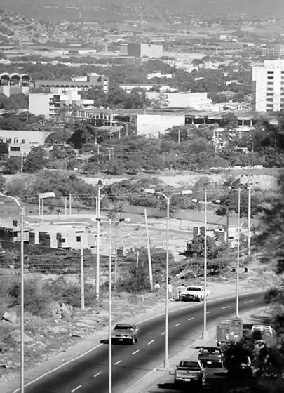 Autopista a San Antonio. Una de las vías de mas intenso tráfico de la ciudad. foto década del 90.