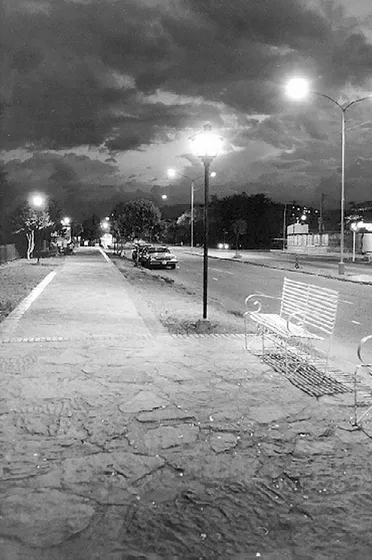 Malecón Paseo de Los Próceres de la avenida Libertadores. Este es el mas importante espacio público y zona verde de la ciudad. foto década del 90.