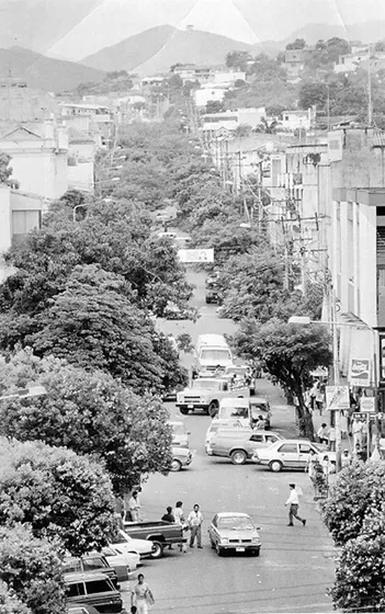 Avenida 5a. Una de las vías mas importantes de la ciudad, en pleno corazón de Cúcuta. foto década del 90.