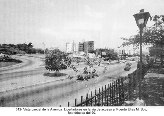 Vista parcial de la Avenida Libertadores en la vía de acceso al Puente Elías M. Soto. foto década del 90.