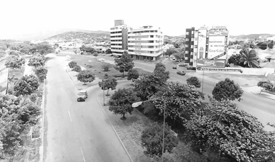 Avenida Libertadores y sector residencial. Esta es la vía mas rápida y amplia de la ciudad. foto década del 90.