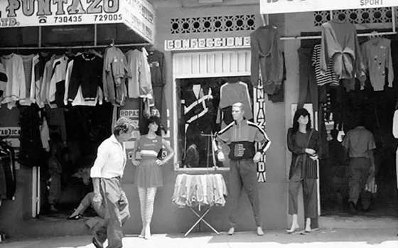 Local comercial de la Avenida 6a. La informalidad y el uso del espacio público es frecuente en el centro de la ciudad. foto década del 90.