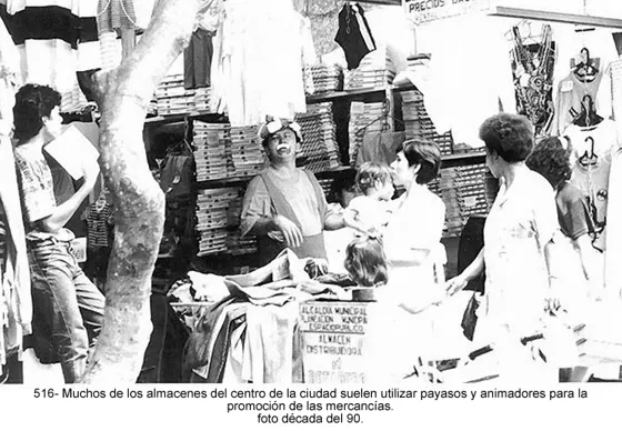 Muchos de los almacenes del centro de la ciudad suelen utilizar payasos y animadores para la promoción de las mercancías. foto década del 90.