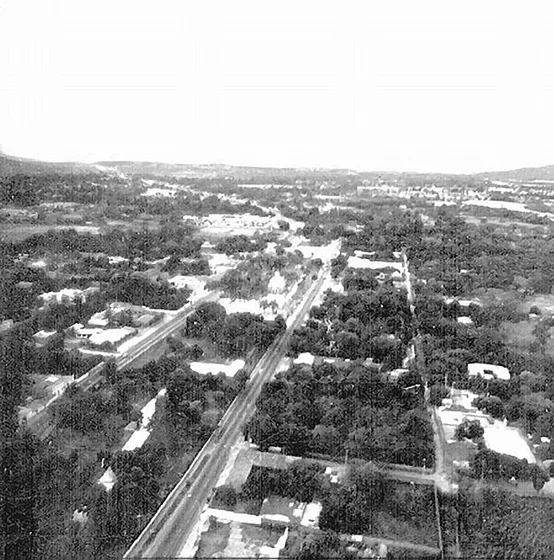 Vista aérea de la Autopista Internacional hacia la frontera con San Antonio del Táchira. foto década del 90.
