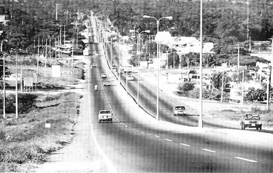 Autopista a San Antonio, una de las vías de mas intenso tráfico del Departamento. foto década del 90.