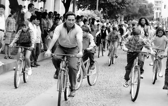Alcalde Pauselino Camargo en bicicleta con un grupo de niñosc. 1997.