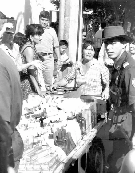 Desalojo de los vendedores ambulantes en una de las calles de la ciudad. foto década del 90.
