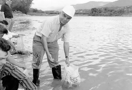Alcalde José Gélvez en el Río Pamplonita. 1998.