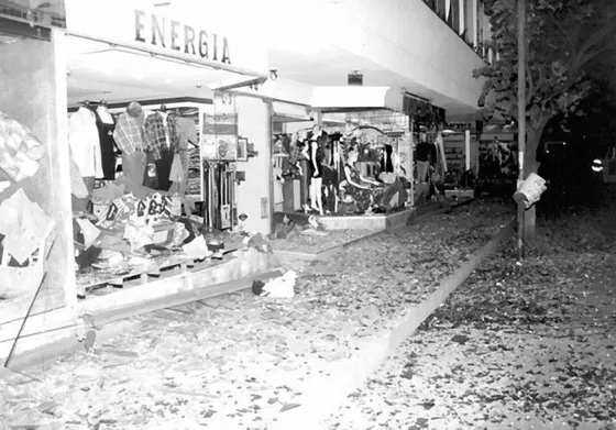Los establecimientos comerciales fueron víctimas de los atentados terroristas en la década del 90. Calle 11 Av. 4a. y 5a. Foto década del 90.