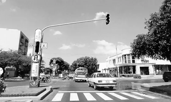 Avenida Cero con Calle 15. Esta avenida es la mejor conservada de la ciudad, pues es mantenida por una corporación privada llamada Corpocero. Foto década del 90.