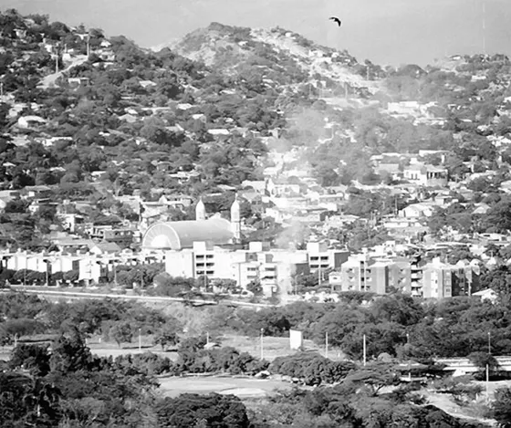 Panorámica del sur-oriente de la ciudad. En primer plano se observa parte residencial de la avenida libertadores y mas al fondo la Iglesia y Barrio San Rafael. Foto década del 90.