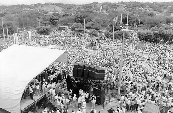 Multitudinaria congregación de personas en el encuentro por la paz, bajo el lema "No Mas" celebrado en la Avenida Libertadores en Octubre de 1999.