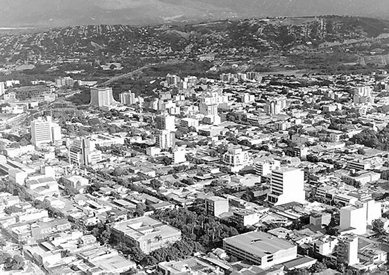 Vista aérea centro de la ciudad. Década 90.