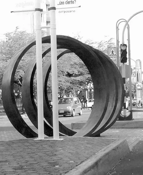Escultura en el separador en la Avenida 0 con Calle 15. Foto década del 90.