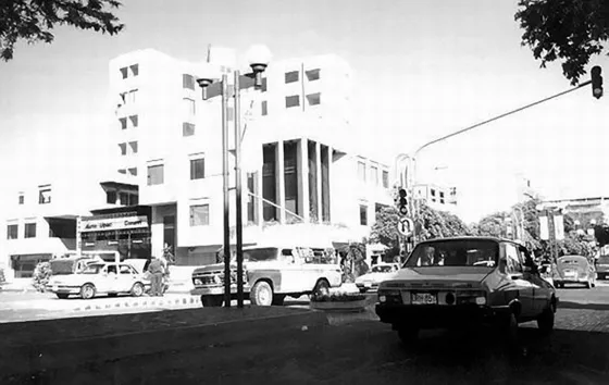 Avenida 0 Calle 15. Esta avenida es uno de los Centros Financieros y Comerciales de la ciudad. Foto década del 90.