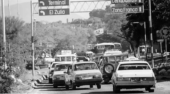 Llegada de vehículos a Cúcuta desde la Autopista Internacional. Foto década del 90.