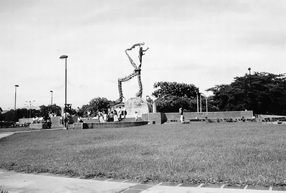Monumento Arnulfo Briceño en La Redoma de la Avenida Libertadores. Foto década del 90.