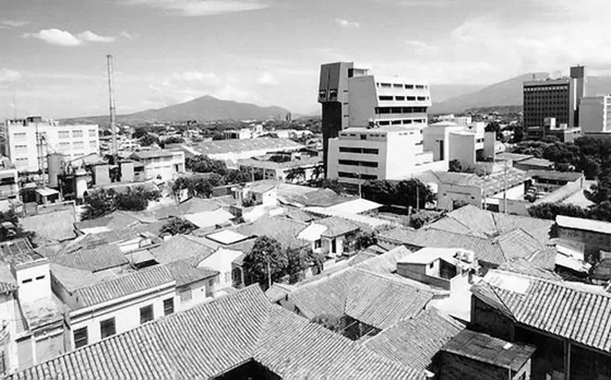 Modernos edificios se destacan entre antiguas construcciones en el centro de la ciudad. 1999.