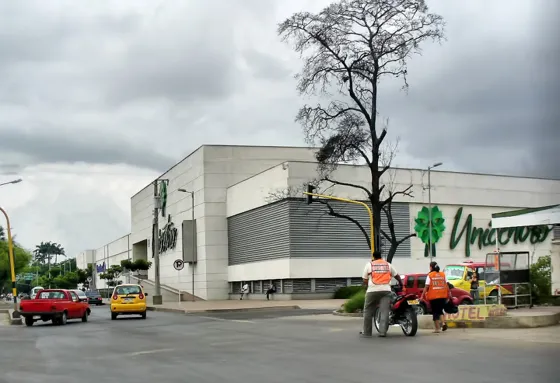 Centro Comercial Unicentro Avenida Libertadores al lado de Prados Norte