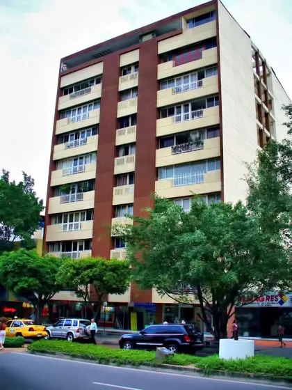 Edificio en la avenida Cero entre calles 11 y 12