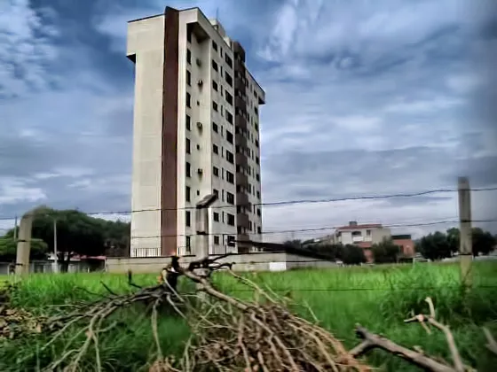 Edificio en la avenida Cero llegando al cruce de los Pinos