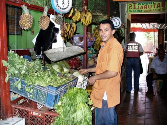 Vendedor de verduras en el mercado La Cabrera
