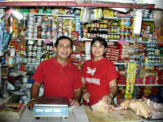 Gustavo y Fabiola comerciantes del mercado la Cabrera