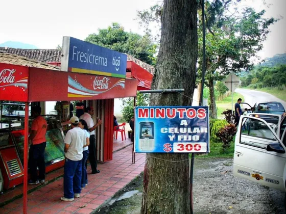 Popular venta de Fresas con crema en la vía Bochalema