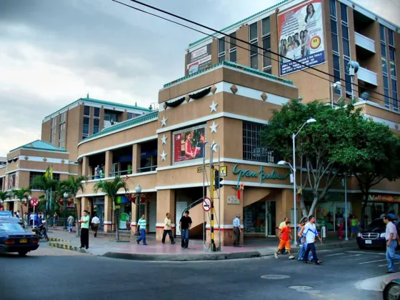 Centro Comercial Gran Bulevar Av. Cero con calle 11