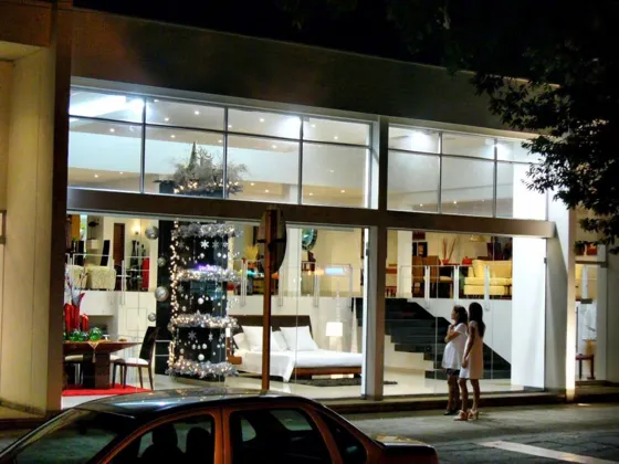 Vitrinas comerciales por la av. Cero