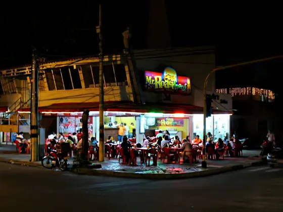 Mr. Roastbeef comidas rápidas uno de los sitios permanentemente llenos en la ciudad Av. Cero calle 18