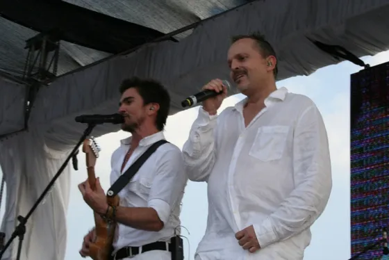 Concierto Paz sin Fronteras Juanes organizador del Concierto y su amigo Miguel Bosé
