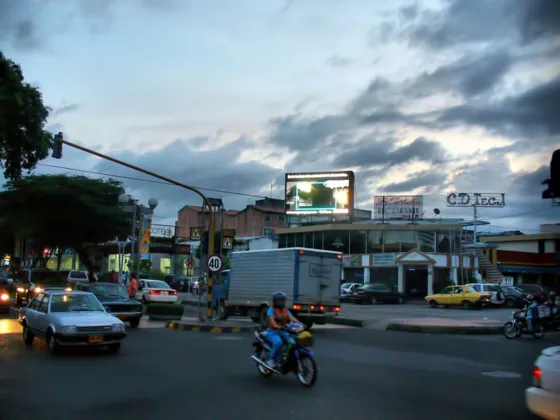 Pantalla gigante publicitaria en la avenida Cero con calle 13
