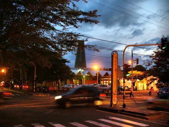 Al fondo La Iglesia Carmelitas Av. Cero con Calle 17