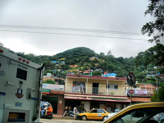 Barrio San Rafael se observa en el cerro las casas pintadas coloridamente