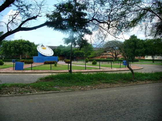 Curioso reloj que da la hora segun la posición del Sol Av. Libertadores frente al barrio Prados Norte