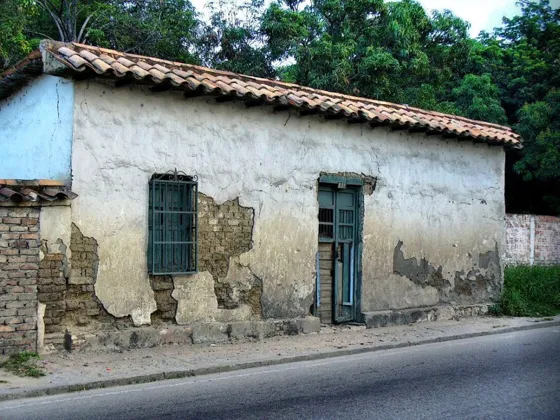 Antigua casa frente al templo histórico del municipio de Villa del Rosario