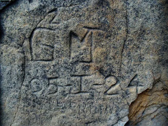 Recuerdos dejados por las personas sobre las rocas del Templo histórico de Villa del Rosario