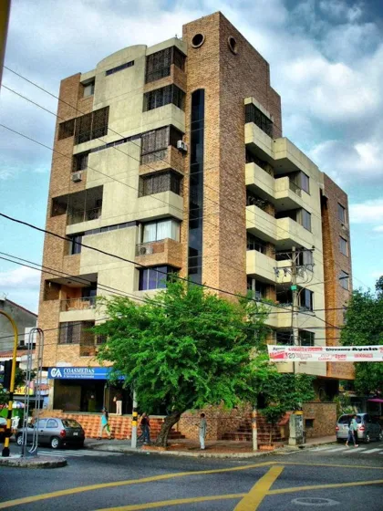 Edificio calle 17 con avenida Cero