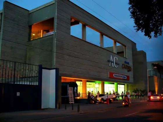Entrada al Centro Comercial Ventura Plaza por la calle 11