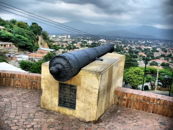 Monumento a la batalla de Cúcuta Uno de los cañones utilizado Barrio Loma de Bolívar