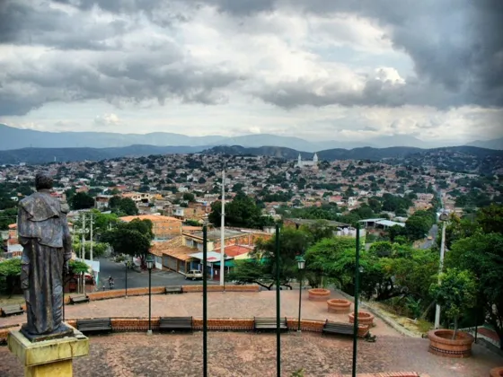 Panorámica de Cúcuta desde el monumento a la Batalla de Cúcuta Al fondo se ve la iglesia del Perpetuo Socorro
