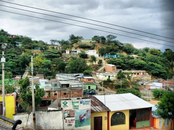 Casas en el cerro del barrio Loma Bolívar
